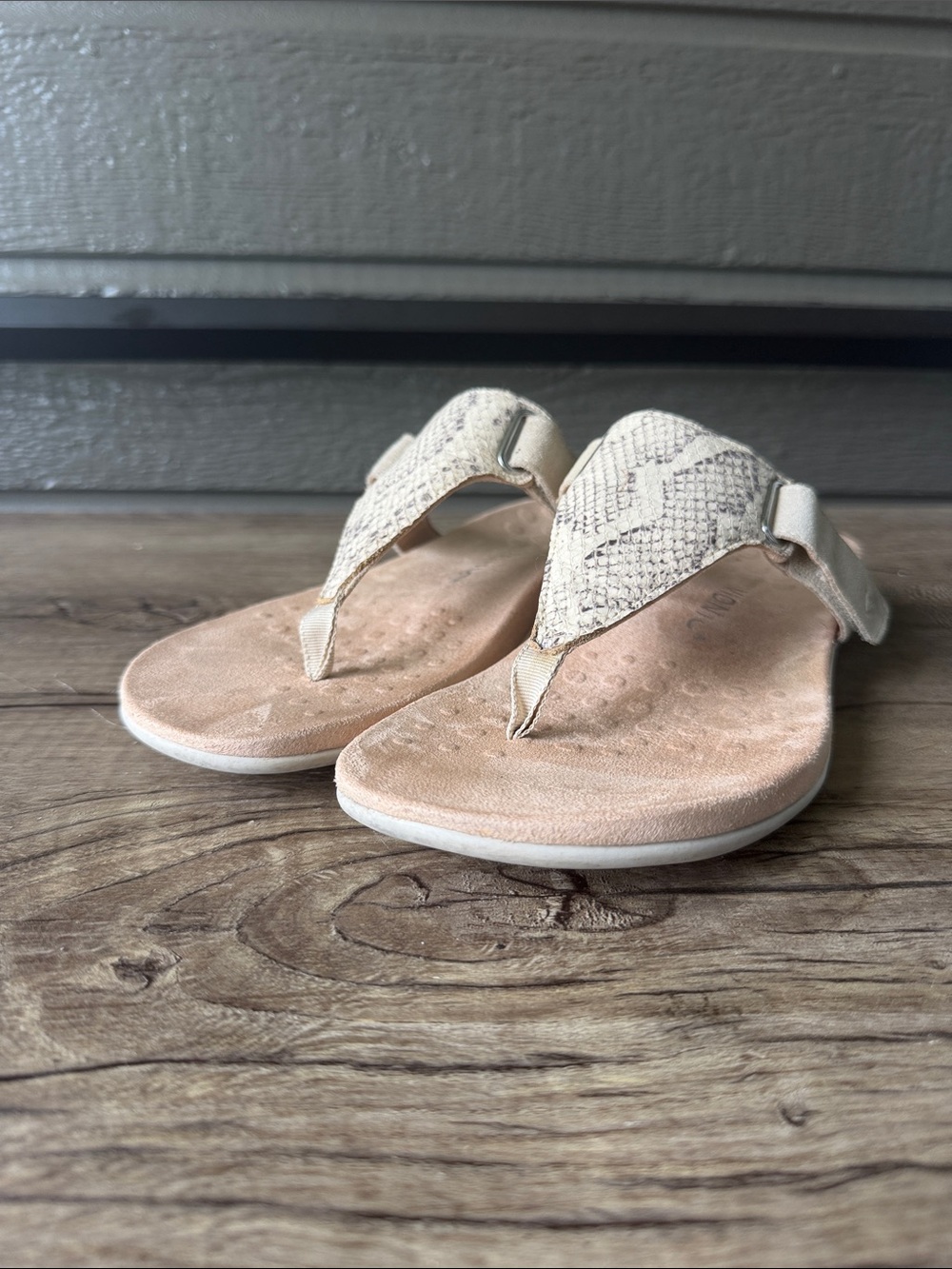 Vionic Women’s Beige Snake-Print Thong Sandals size 8.5